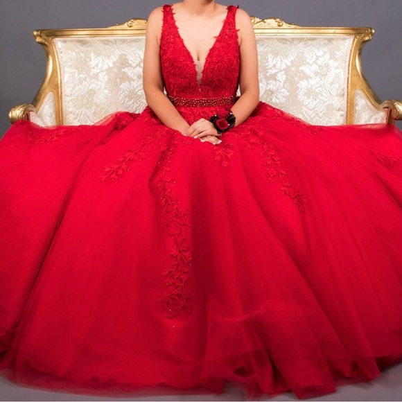 Size 4. Sherri Hill - Picture 3 of 3